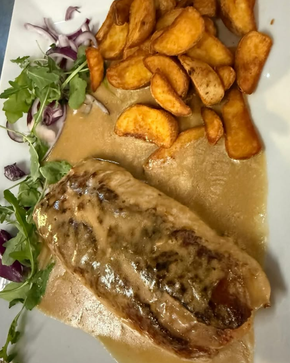 Hähnchenfilet mit Kartoffelspalten und Sauce