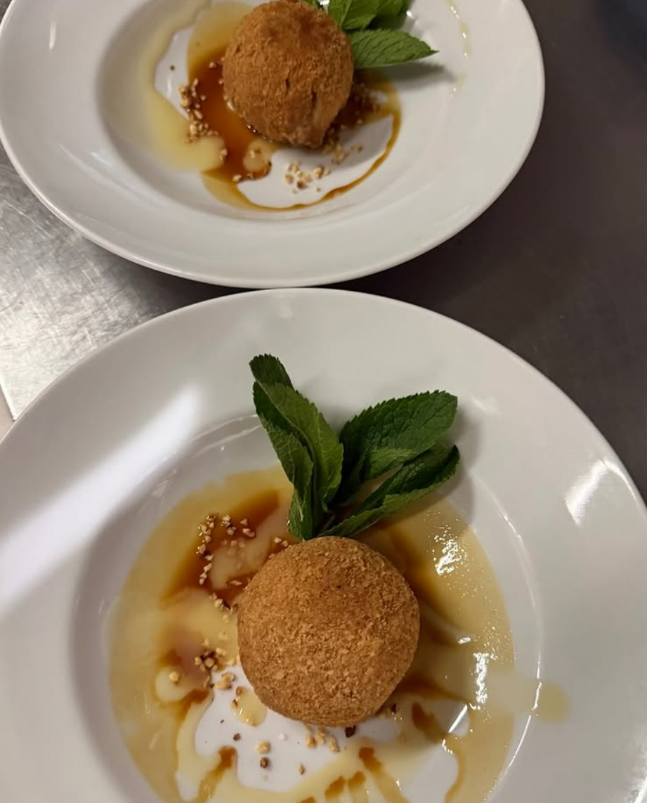 Dessertkugel mit Karamell und Minze