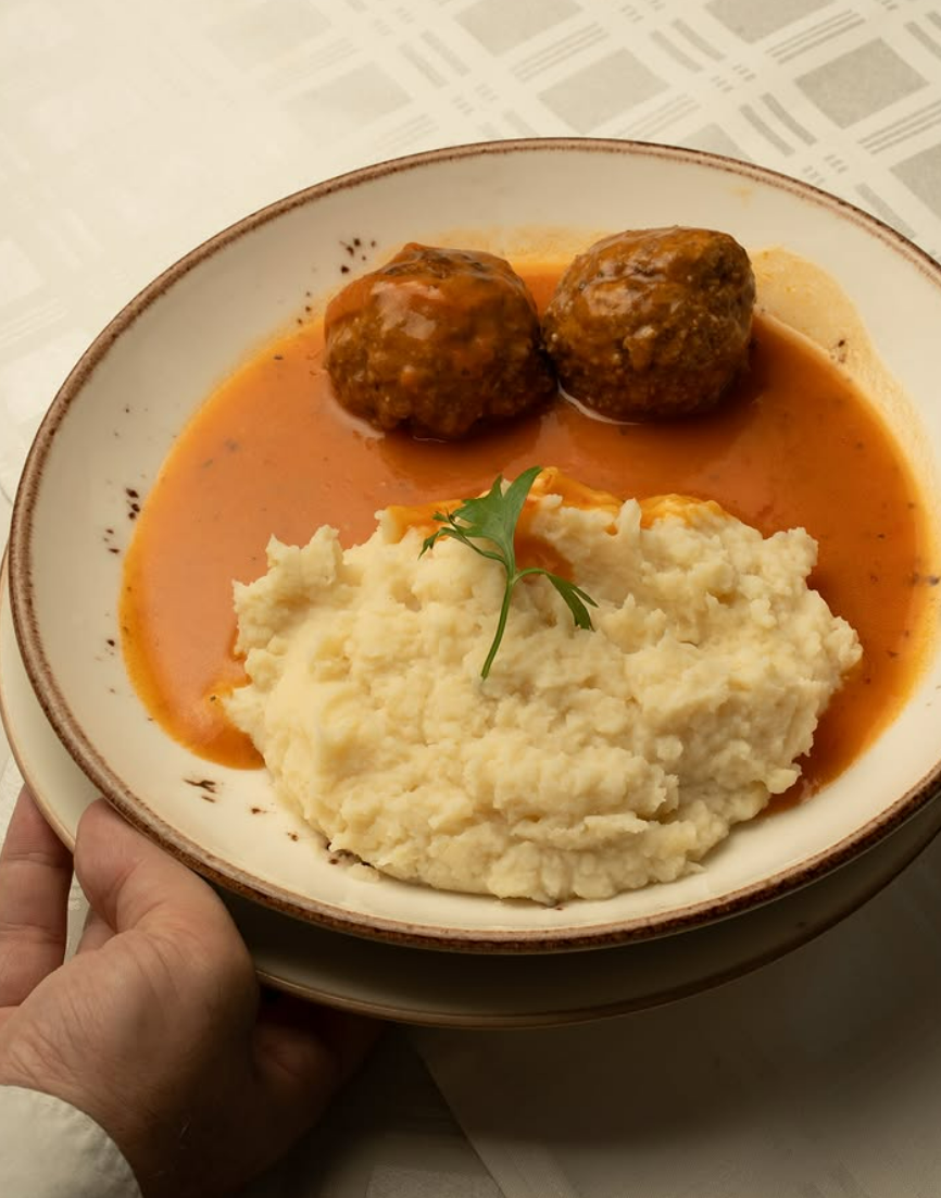 Fleischbällchen in Tomatensauce mit Kartoffelpüree