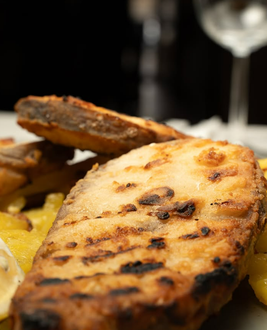 Gegrillter Fisch mit Beilage