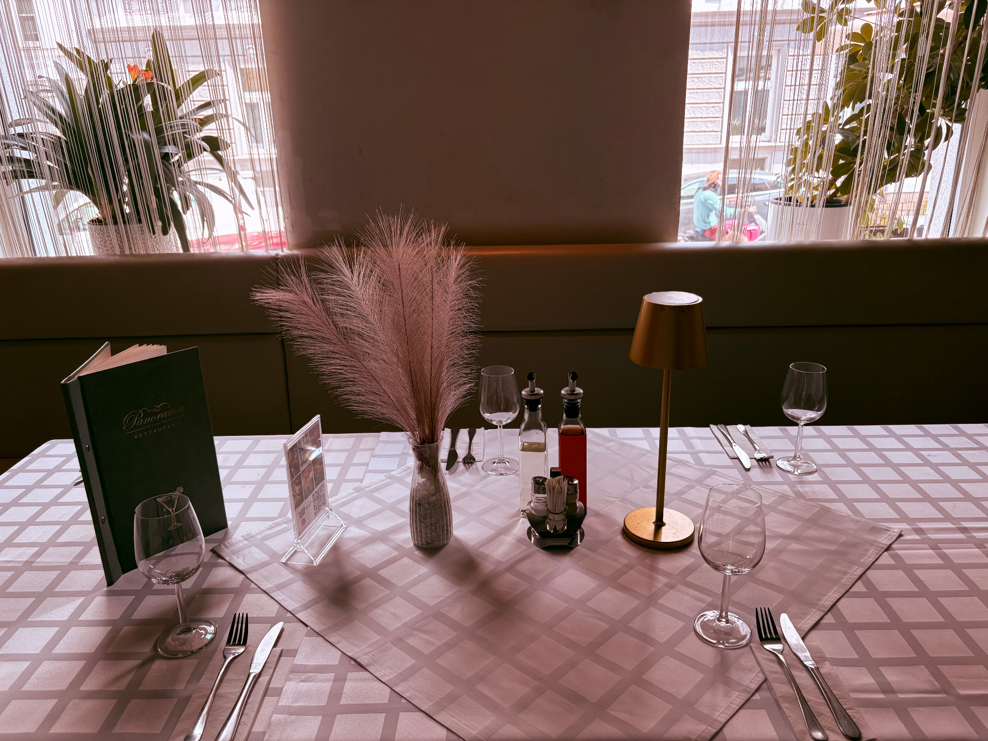 Gedeckter Tisch mit Menükarte