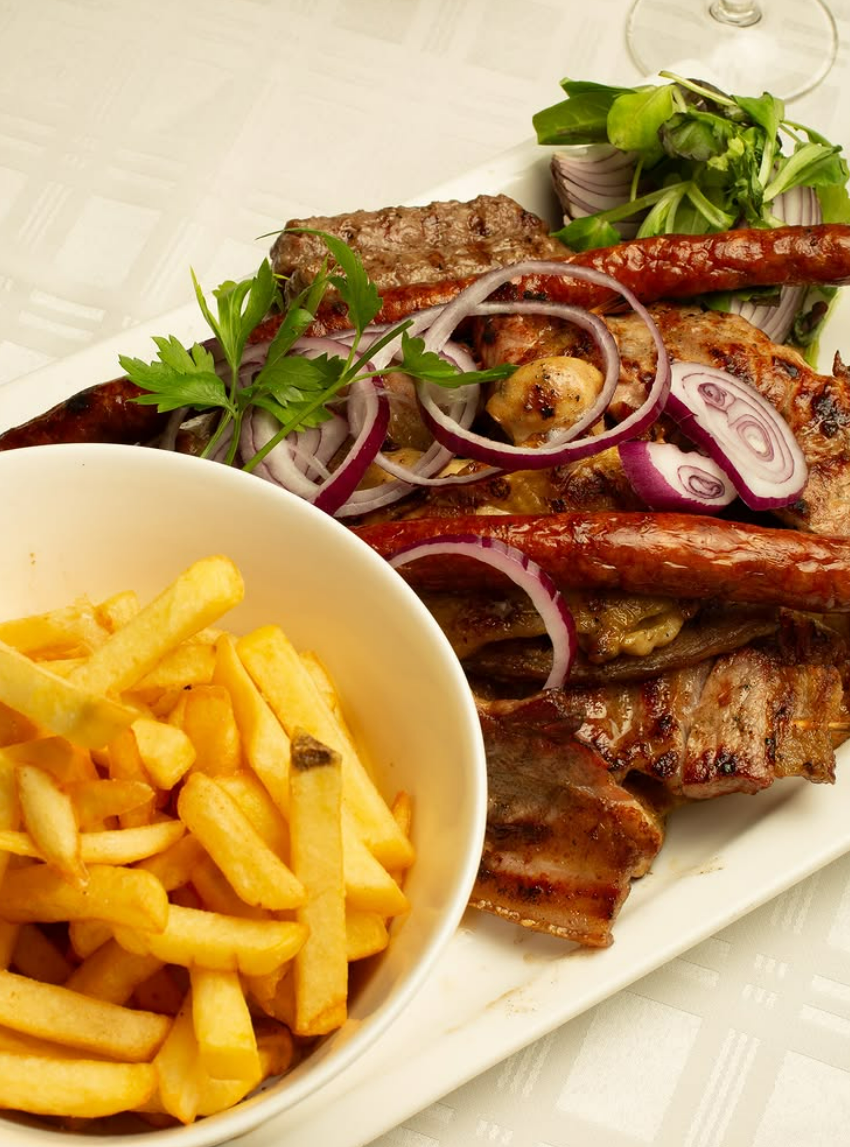 Grillplatte – serbische Spezialität vom Holzkohlegrill