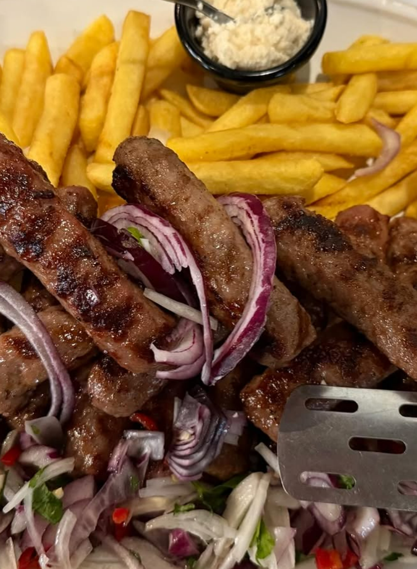 10 Ćevapčići mit Pommes – serbische Spezialität vom Holzkohlegrill