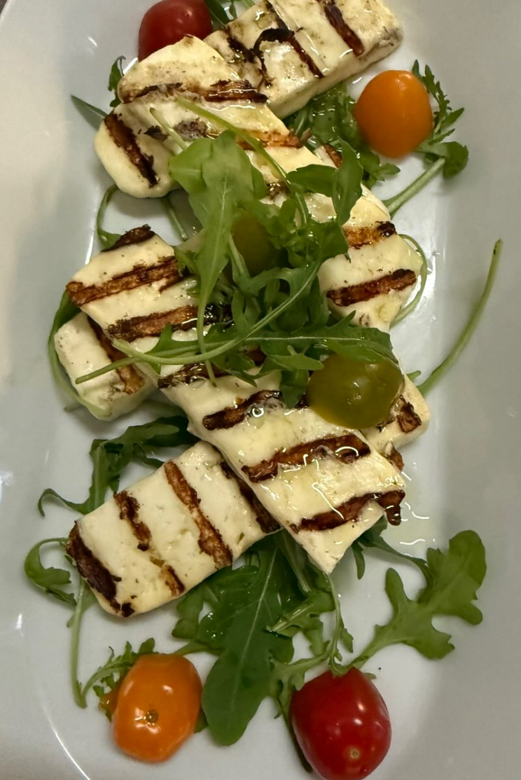 Gegrillter Halloumi mit Rucola und Tomaten