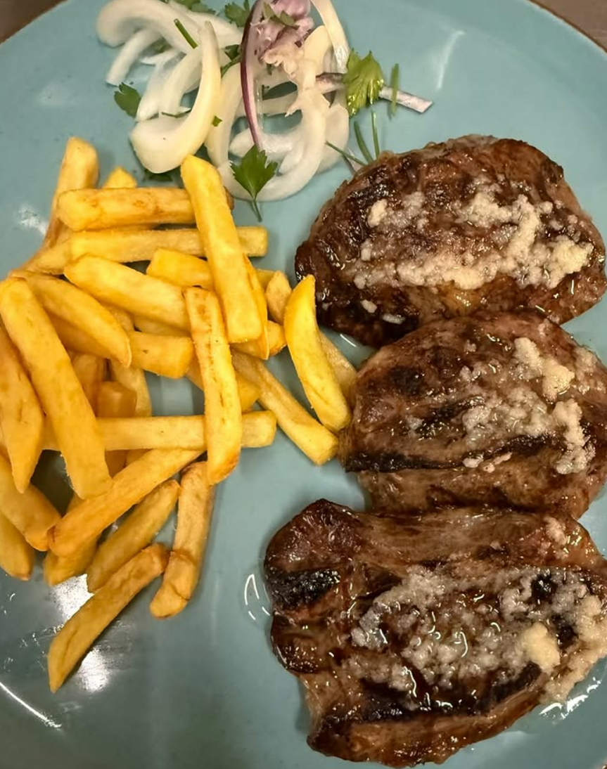 Steak mit Pommes und Zwiebeln