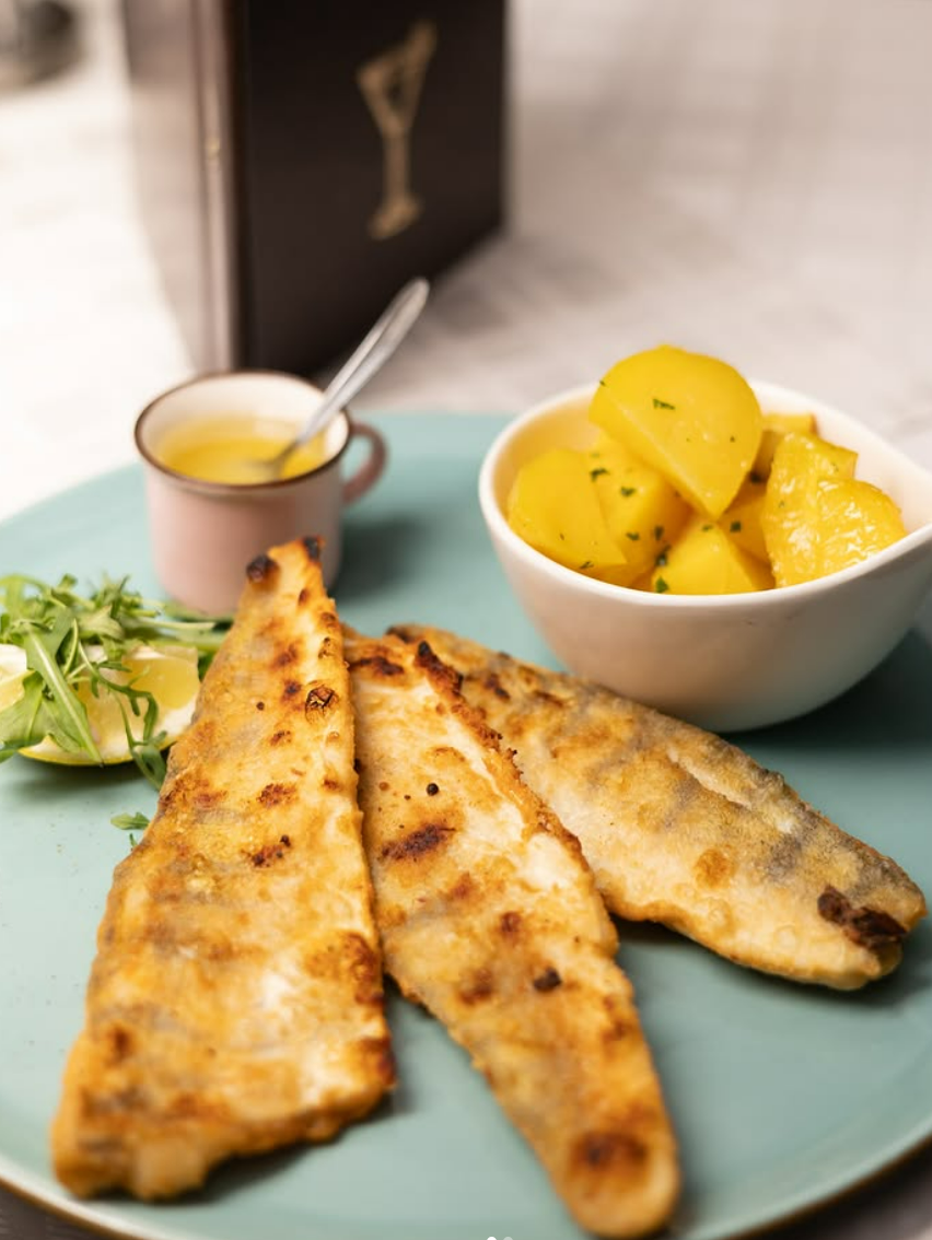 Gegrillter Fisch mit Kartoffeln und Sauce