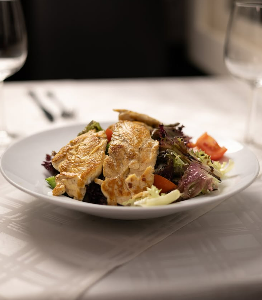 Gegrilltes Hähnchen auf gemischtem Salat