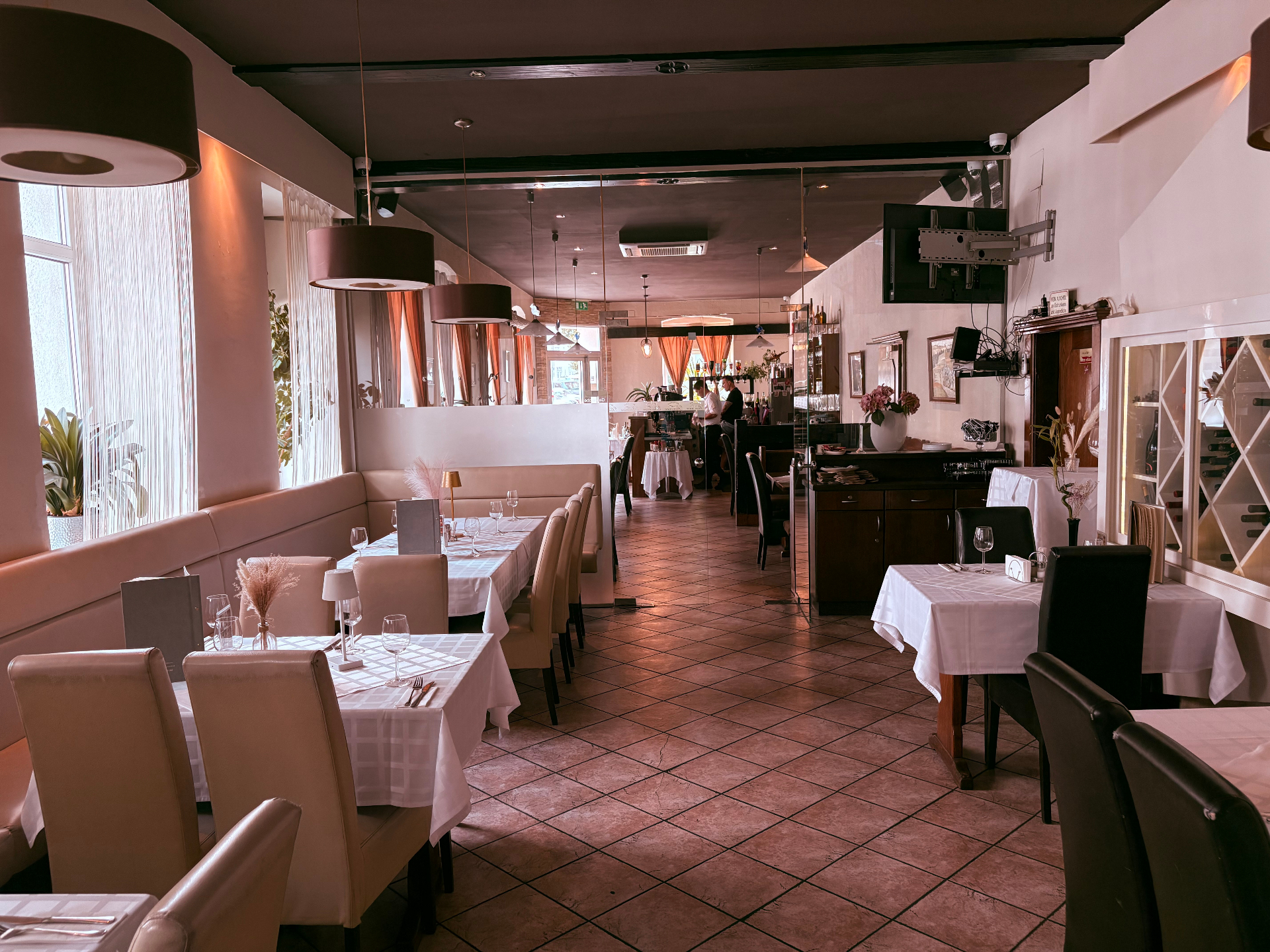 Eleganter Speisebereich mit Bar im Hintergrund