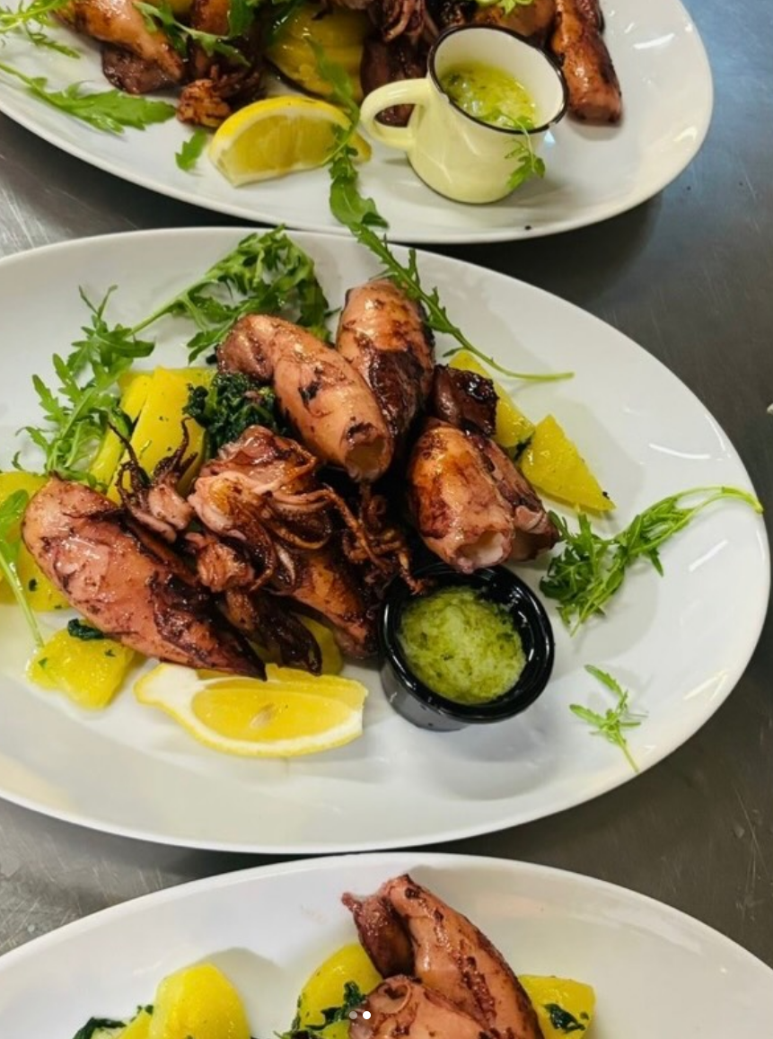 Gegrillter Calamari-Teller mit Zitrone