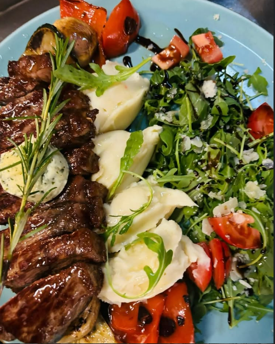Steak mit Kartoffelpüree, Rucola-Salat und Kräuterbutter