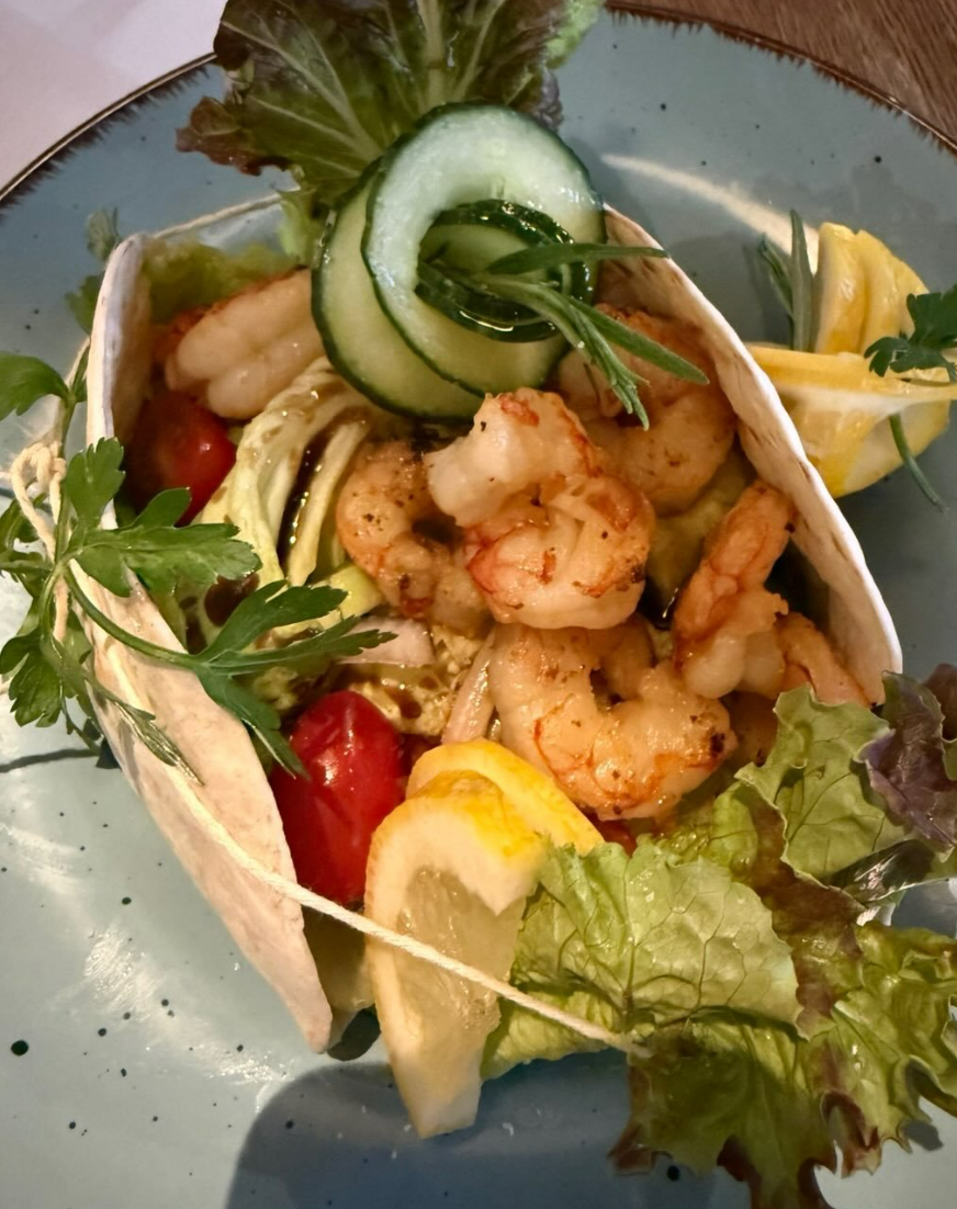 Garnelen im Wrap mit Salat und Zitrone