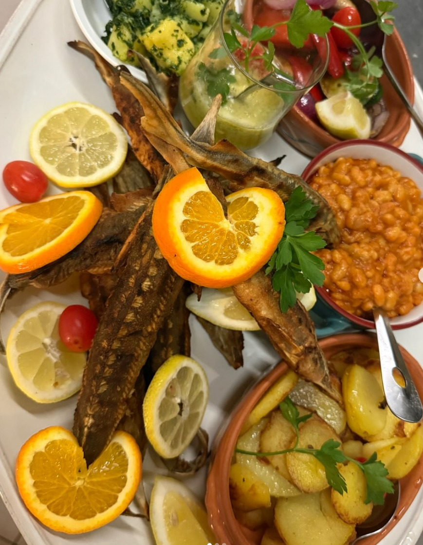 Fischplatte mit Beilagen